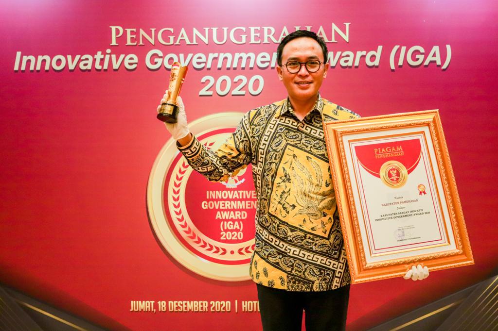 Bupati Pamekasan Baddrut Tamam saat menerima penghargaan kategori “Kabupaten Sangat Inovatif” dalam ajang Innovative Government Award (IGA) 2020 di Jakarta, Juma (18/12/2020).