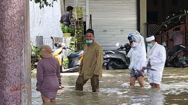 Pengantin di Gresik Terjang Banjir Demi Bisa ke KUA