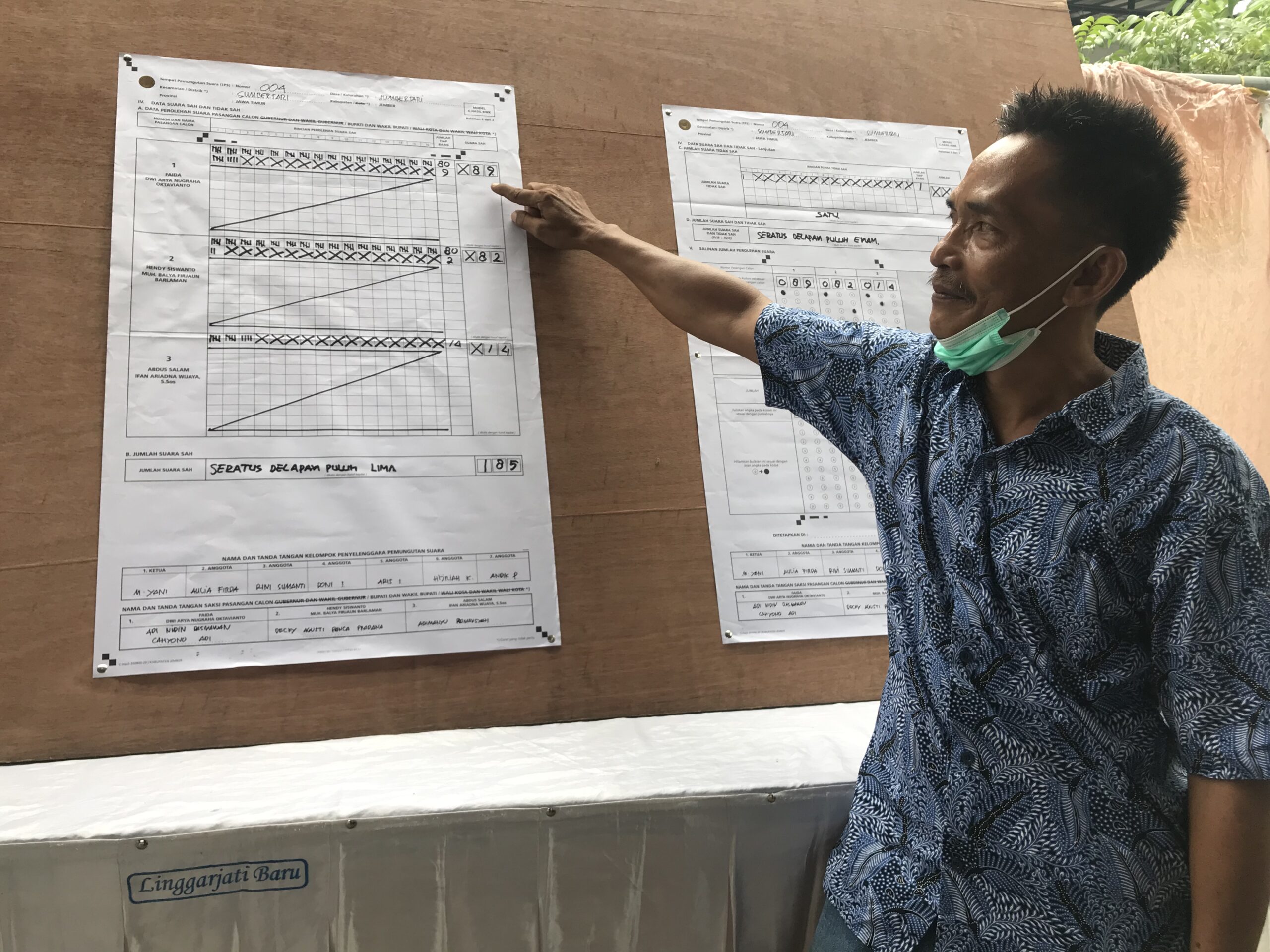 Ketua KPPS M. Yani menunjukkan hasil perhitungan surat suara di TPS 04