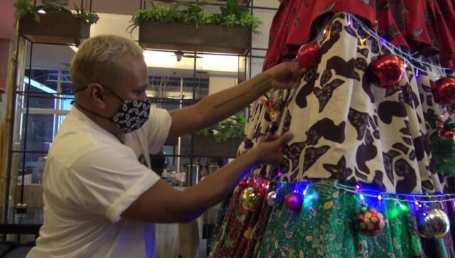 Lestarikan Budaya Indonesia, Desainer di Surabaya Bikin Pohon Natal Batik Madura
