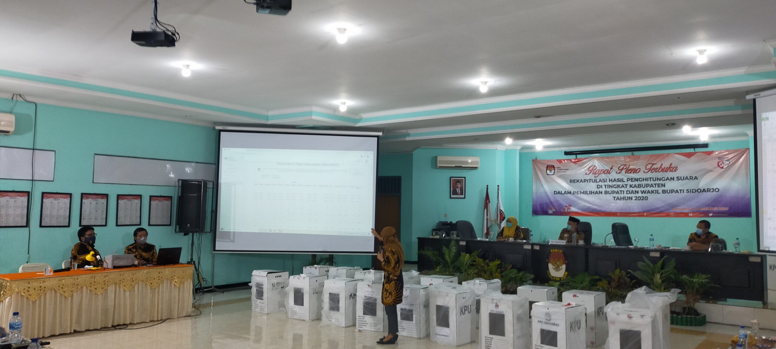 Rekapitulasi surat suara yang digelar di tingkat Komisi Pemilihan Umum (KPU) Sidoarjo, Rabu (16/12/2020).