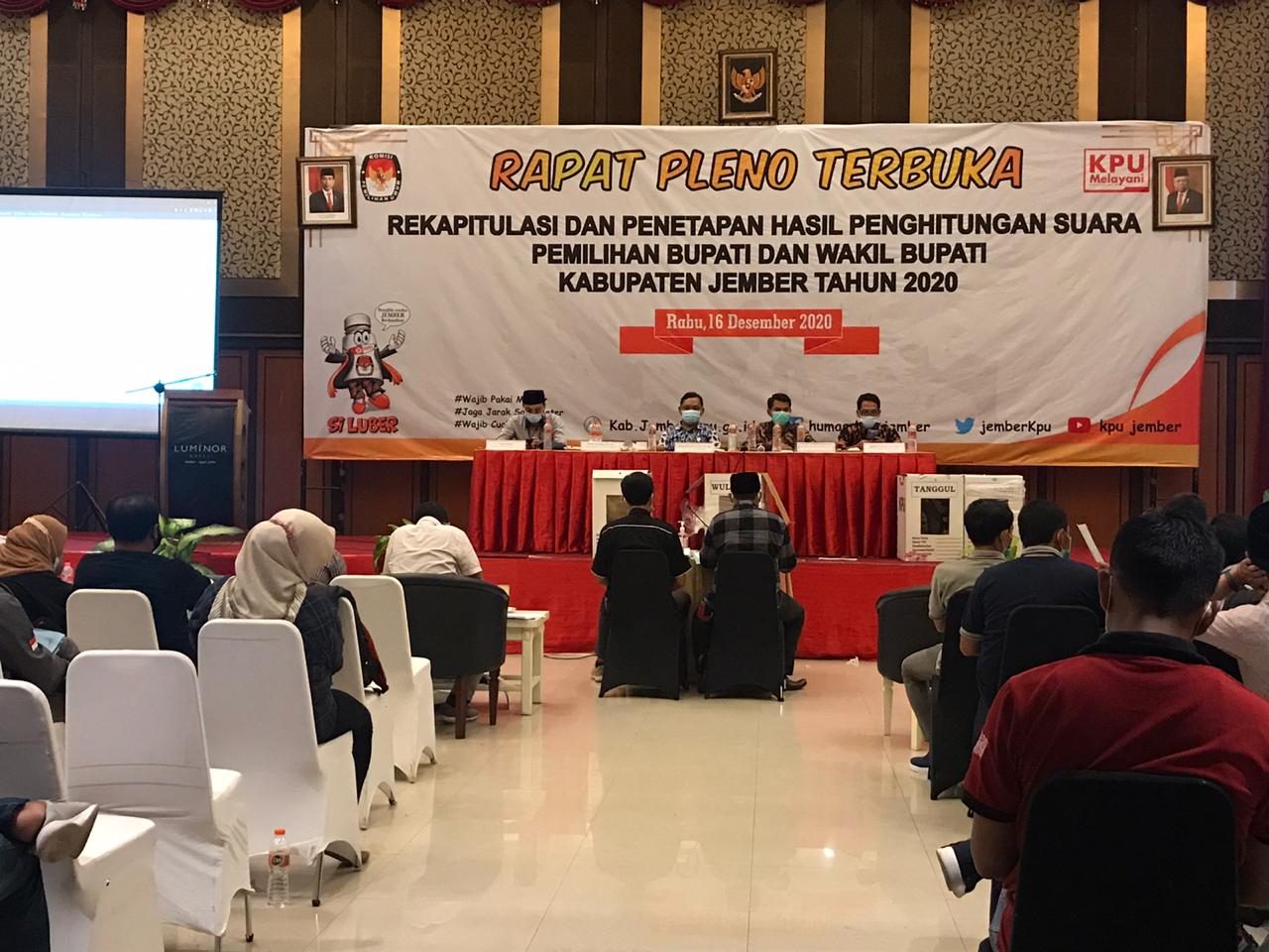 Rapat Pleno Terbuka Hasil Rekapitulasi Surat Suara Tingkat Kabupaten Jember, Kamis (17/12/2020).