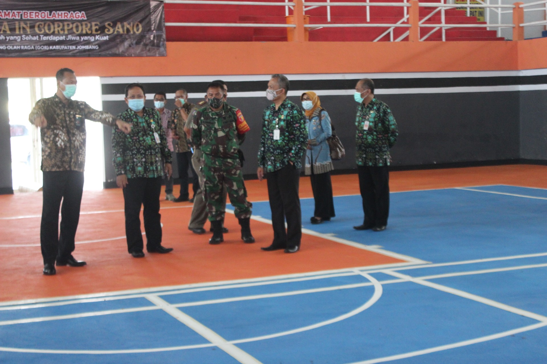 Sekda Kabupaten Jombang Akhmad Jazuli (kedua kiri) meninjau perbaikan sarana olahraga