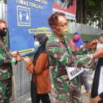 Tentara di Nganjuk “Cat Wajah dan Rambut” Demi Sosialisasi 3M