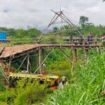 Lewati Jembatan Kayu, Truk Terjun ke Sungai Sedalam 6 Meter