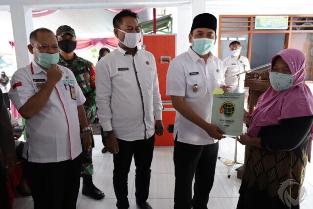 Wabup Sumrambah Serahkan 500 Sertifikat PTSL Warga Desa Janti Jombang