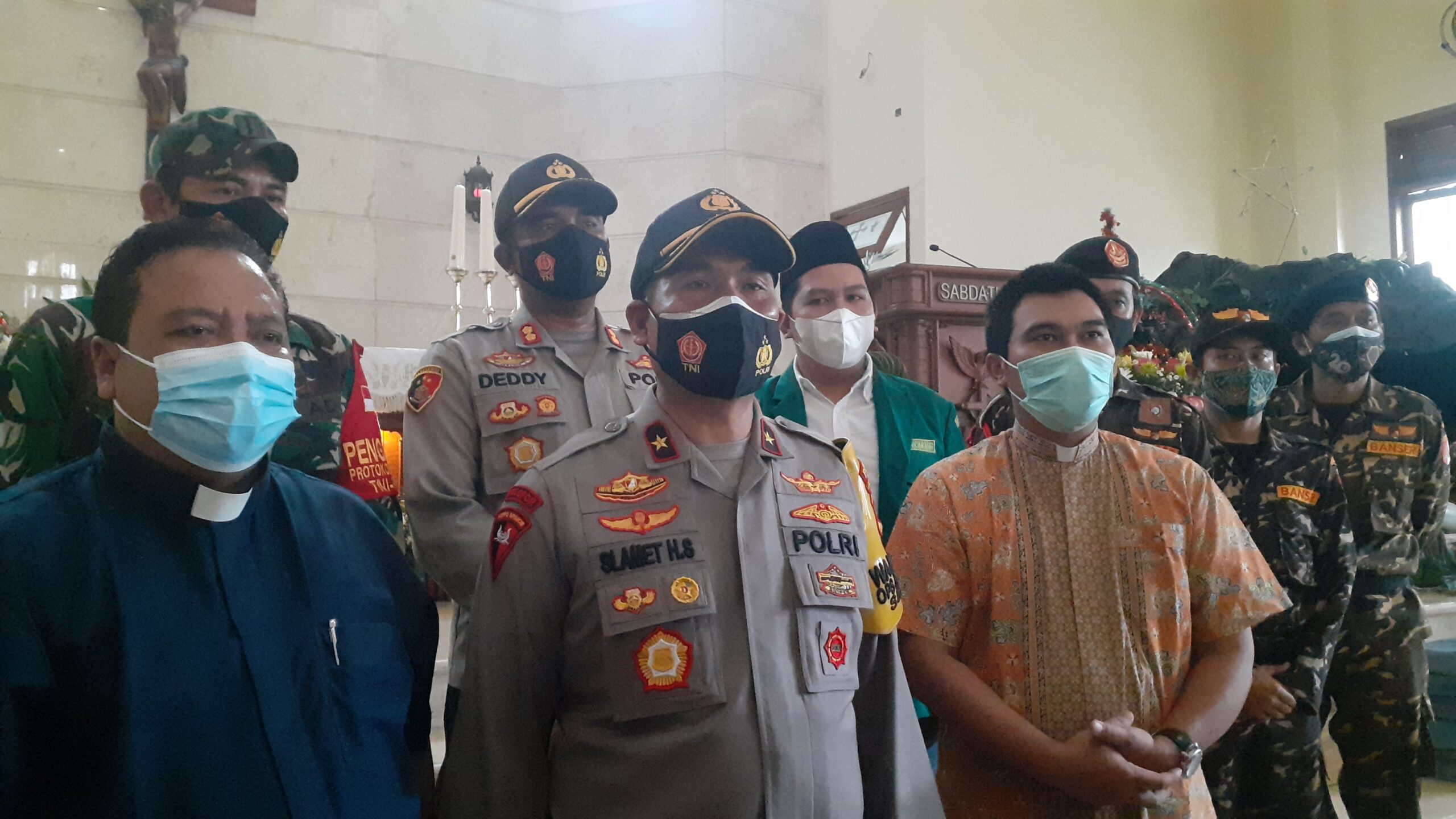Wakapolda Jawa Timur, Brigjen Slamet Hadi Supraptoyo (tengah) saat meninjau kesiapan Gereja Santo Yosep, Kota Mojokerto, Kamis (24/12/2020).