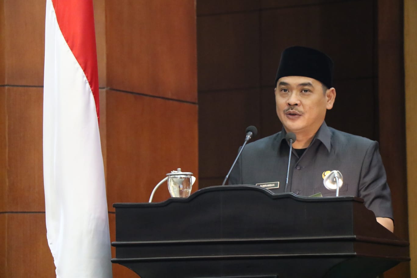Wabup Sumrambah membacakan penyampaian pendapat akhir Bupati Jombang terhadap jawaban DPRD, Senin (14/12/2020).