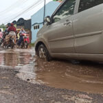 Warga Mengeluhkan Jalan Berlubang di Sidoarjo