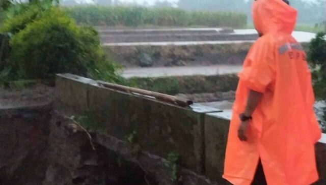 Jembatan Penghubung Antar Desa di Ngaringan Blitar Putus Diterjang Luapan Sungai