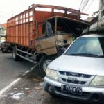 Lepas dari Mobil Derek, Truk Tabrak Minibus dan Toko di Sidoarjo