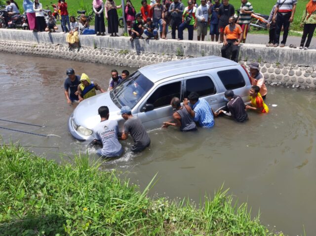 Sopir Mengantuk, Mobil Daihatsu Taruna Nyemplung ke  Sungai di Situbondo