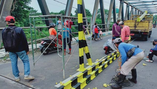 Belum Berfungsi Normal, Jembatan Karangrejo Dipasangi Portal
