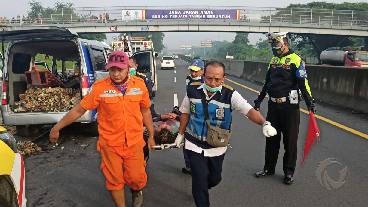 Petugas saat mengevakuasi korban dalam kecelakaan di Tol kilometer 763.00, Minggu (10/1/2021)