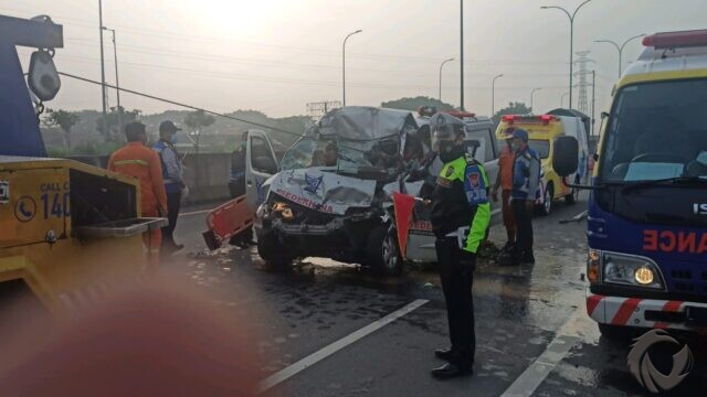 Diduga Mengantuk, Daihatsu Grandmax Tabrak Pantat Dump Truk di Tol Sidoarjo