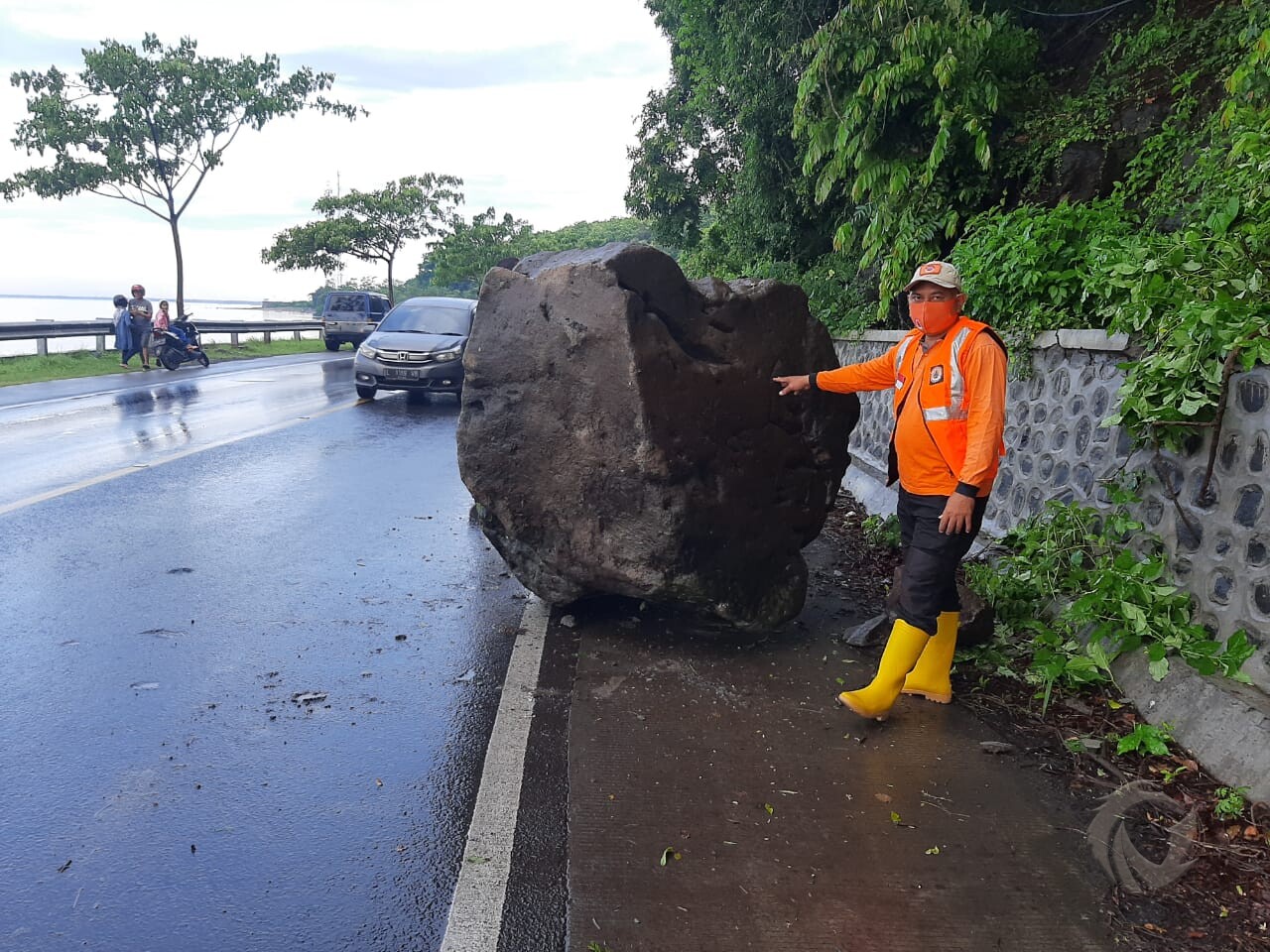 Batu Besar jatuh di Jalur Pantura Situbondo, Sabtu (2/1/2021).