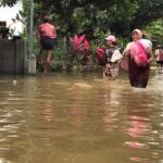 Warga Terdampak Banjir di Jember Mulai Bersihkan Rumah