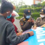 Beda dengan Polisi, Hari Pertama PPKM Satpol PP Surabaya Langsung Denda Pelanggar Prokes