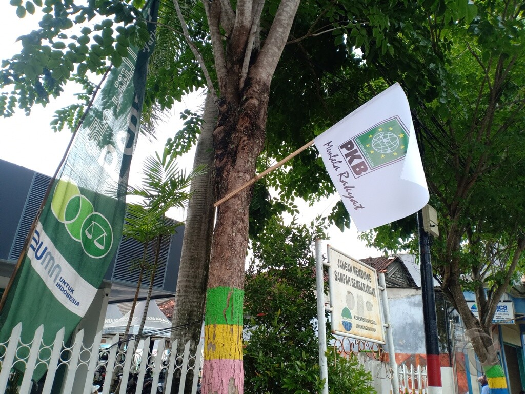 Bendera PKB di Paku ke Pohon Hiasi Kota Pamekasan