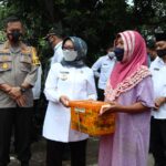 Bupati Mundjidah Wahab Serahkan Bantuan Untuk Warga Terdampak Banjir Jombok