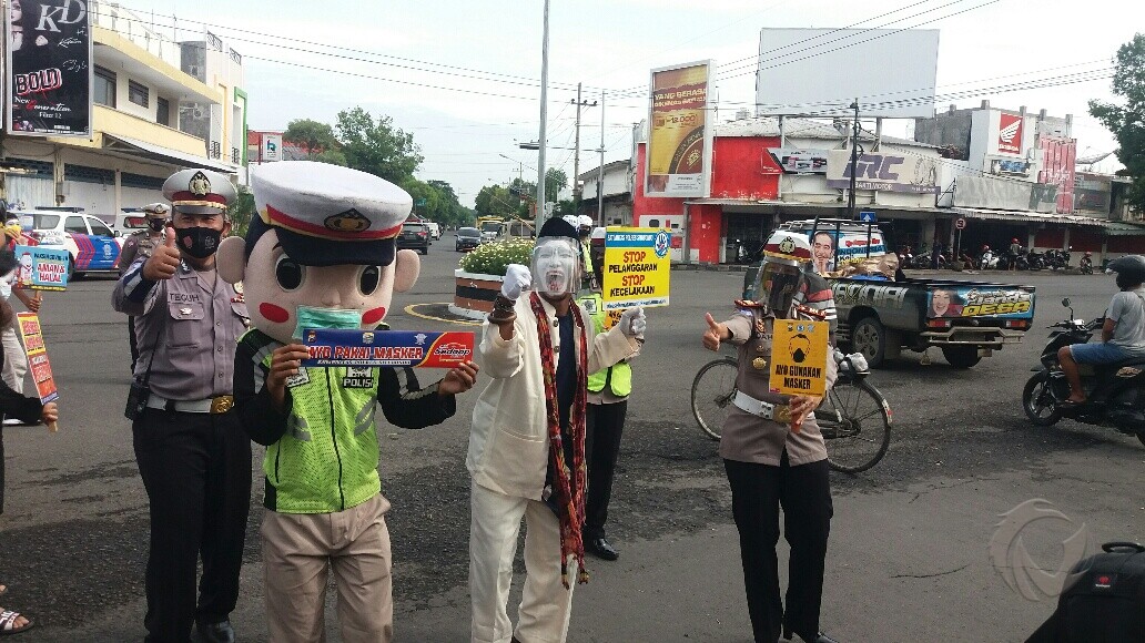 Gandeng Seniman Pantomin, Cara Unik Satlantas Polres Situbondo Tekan Penyebaran Covid-19