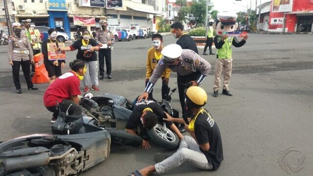 Gandeng Seniman Pantomin, Cara Unik Satlantas Polres Situbondo Tekan Kecelakaan dan Penyebaran Covid-19