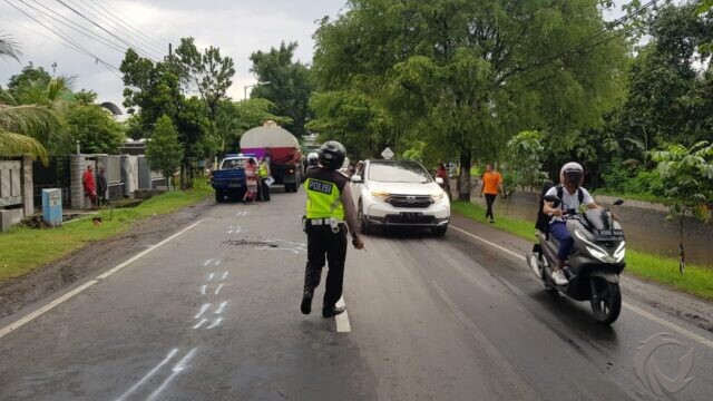 Oleng, Pemotor Tewas Terlindas Truk Gandeng di Jombang