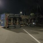 Trailer Terguling di Surabaya Timpa Motor dan Mobil