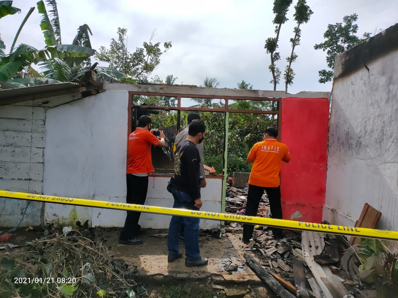 Petugas saat melakukan olah TKP di lokasi kebakaran rumah di Blitar, Jumat (22/1/2021).