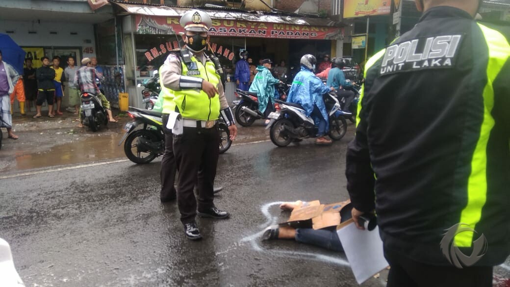 Jenazah korban kecelakaan di Jalan Raya Gadang Kota Malang sebelum dievakuasi.