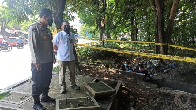 Tim Labfor Polda Jatim Olah TKP Ledakan di Dekat SPBU Margomulyo Surabaya