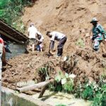Tebing Setinggi 10 Meter Longsor Rusak Rumah Warga di Blitar