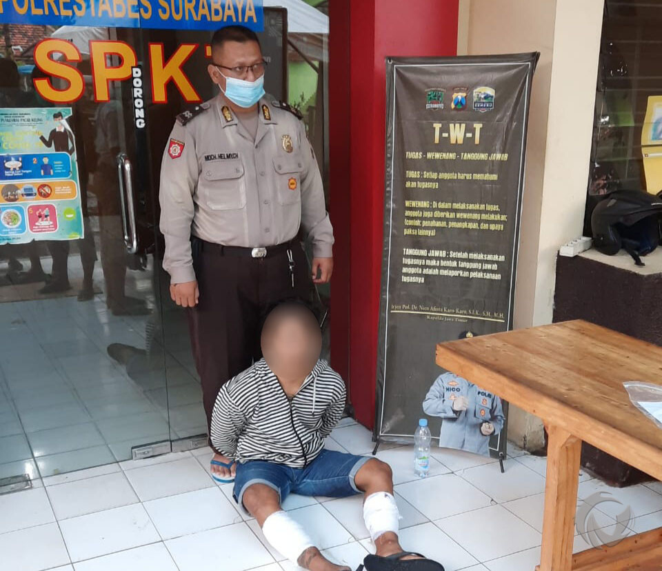 Pelaku curanmor saat diamankan Polsek Tambaksari Surabaya.