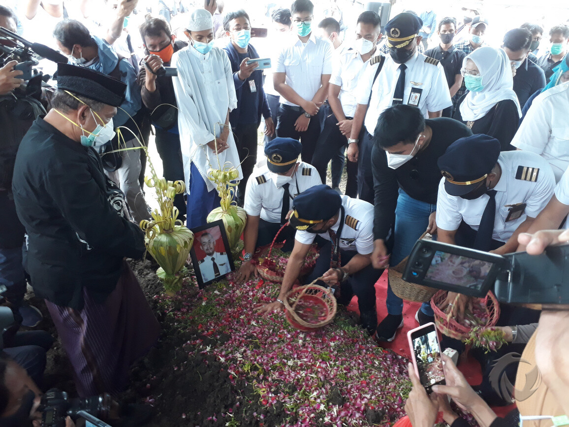 Prosesi pemakaman korban jatuhnya pesawat Sriwijaya Air SJ182 Asal Surabaya di TPU Keputih Sukolilo, Kota Surabaya, Jumat (15/1/2021).