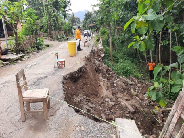 Tembok Penahan Jalan Ambrol, Tiga Dusun di Situbondo Terancam Terisolir