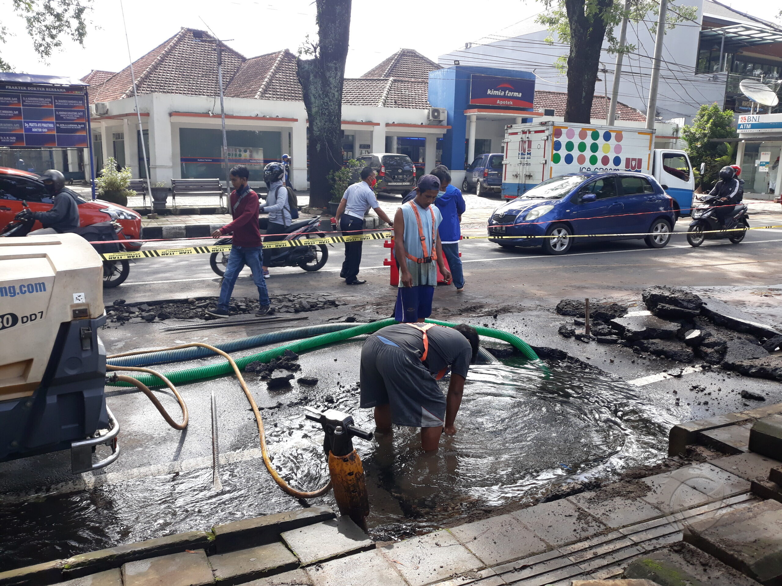 Petugas PDAM saat melakukan perbaikan di Jalan Raya Ijen Kota Malang.