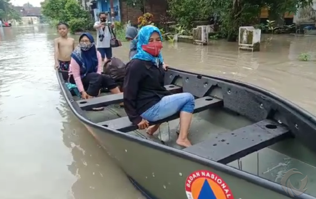 Sebelas Hari Kebanjiran, Warga Beluk Jombang Mulai Mengungsi