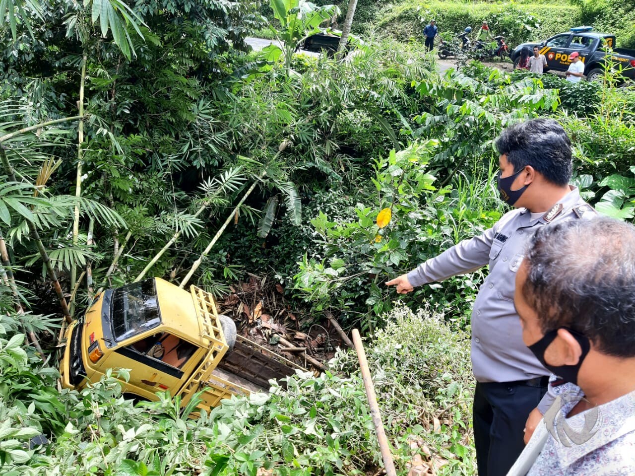 Tak Kuat Menanjak Truk  Bermuatan Batu  Koral  di Blitar 