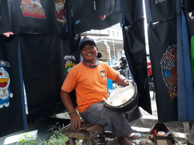 Cerita Tukang Servis Jok Motor di Surabaya Kuliahkan Anaknya hingga Jadi Sarjana