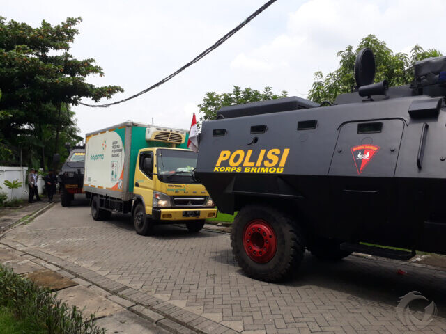 Vaksin Covid-19 untuk Jatim Tiba di Surabaya dengan Dikawal Mobil Lapis Baja Brimob