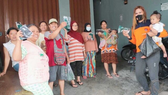 Komunitas Waria Bagi-Bagi Masker BPBD Jatim ke Warga Surabaya