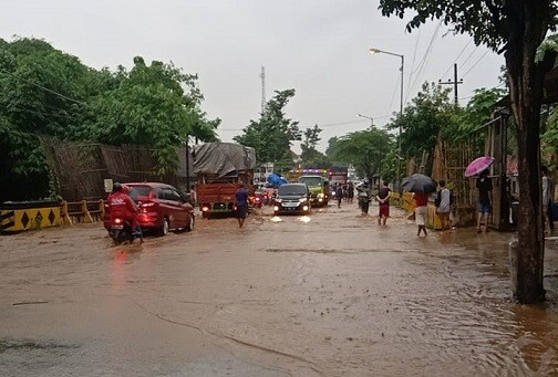Genangan Banjir Akibatkan Jalur Lumajang – Jember Terganggu