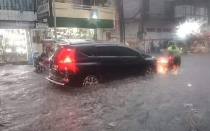 Hujan Deras Guyur Kota Mojokerto, Sejumlah Ruas Jalan Utama Jadi Sungai