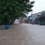 Drainase Terlalu Sempit, Jalan Raya Jetis Mojokerto Jadi Langganan Banjir