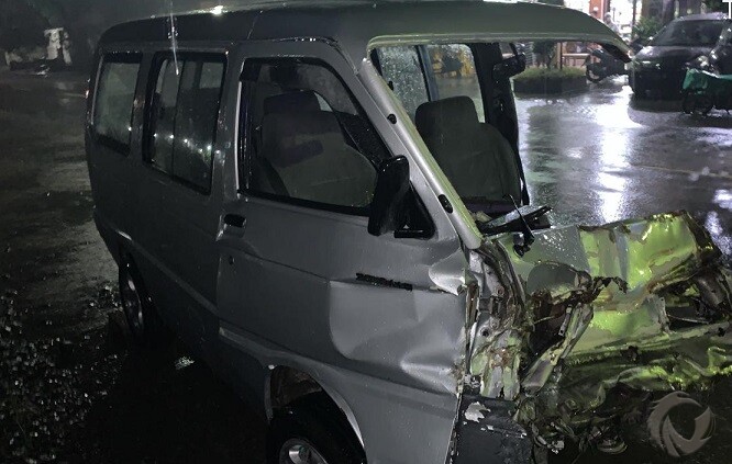 Minibus Hancur setelah Dihantam KA di Blitar, Pengemudi Selamat