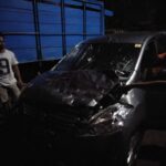Mobil Suzuki Ertiga Rusak Tertimpa Pohon Tumbang di Situbondo