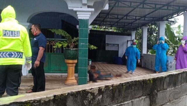 Pria Tak Dikenal Ditemukan Meninggal di Emperan Masjid di Blitar
