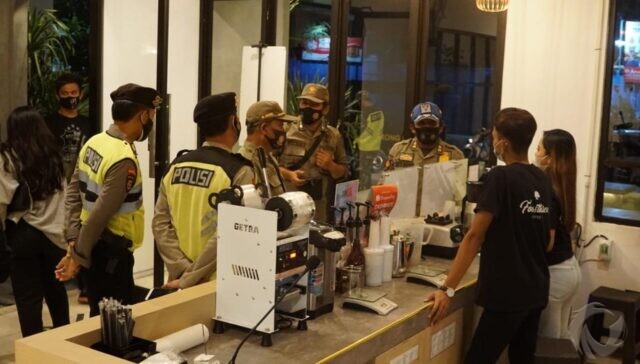 Melanggar Jam PPKM, 5 Kafe di Kota Blitar Ditutup 27 Orang Terkena Sanksi