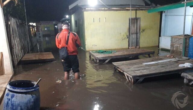 Gelombang Pasang dan Rob Terjang Besuki Situbondo, 52 Rumah Terendam 2 Perahu Rusak