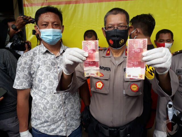 Polisi di Surabaya Tangkap Pengedar Uang Palsu